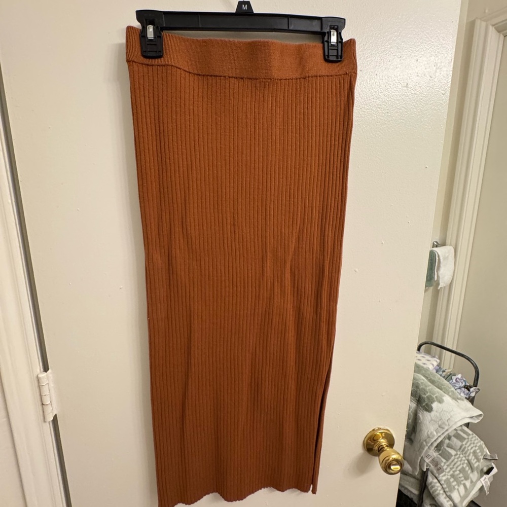 Elegant Brown Ribbed Skirt